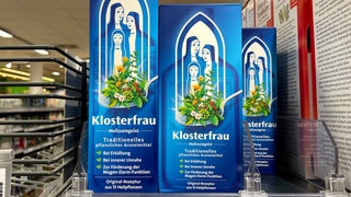 Bayern, Deutschland, 21. November 2024: Hier der Blick im Supermarkt, Discounter auf einige Packungen Klosterfrau Melissengeist, traditionelles pflanzliches Arzneimittel