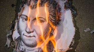 ILLUSTRATION - Ein Porträt des Dichters und Komponisten Ernst Theodor Amadeus Hoffmann (1776 - 1822) brennt am 15.04.2013 in Bamberg (Bayern). Der Komponist, Maler und Dichter hat die Stadt Bamberg vor genau 200 Jahren, am 21. April 1813, verlassen.