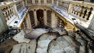 Weimar (Thüringen): Blick in den bei einem Brand schwer beschädigten Rokokosaal der Herzogin Anna Amalia Bibliothek in Weimar, in dem am 08.09.2004 angebrannte Reste der wertvollen Buchbestände liegen.