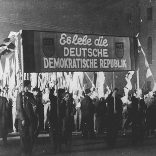 Massenkundgebung Gruendung der DDR Berlin-Mitte, 11. Oktober 1949. Massenkundgebung anlaesslich der Gruendung der DDR am 7.10.1949 und der Wahl des Staatspraesidenten Wilhelm Pieck am 11. 10.1949.