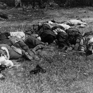 2.Weltkrieg, Griechenland, Kreta: Massaker von Kondomari (Erschiessung von Zivilisten - Bild drei der Serie: Die Erschossenen 24 Männer im Alter von 15-50 Jahren, Bewohner des Dorfes Kondomari auf Kreta, werden erschossen.