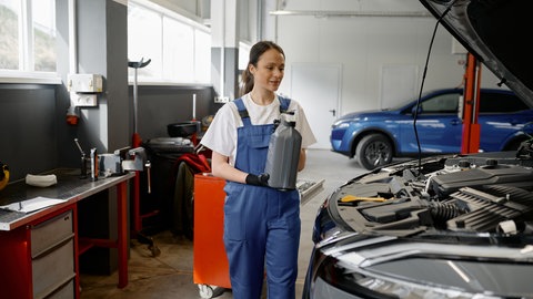 Weg vom klassischen Rollenbild der Frau: Frauen in TV-Werbungen für Autos, Technik oder Finanzen immer häufiger als Expertin repräsentiert.