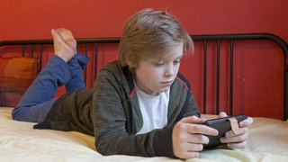 Immer mehr Kinder sind täglich online und surfen immer früher im Internet.  Das ist das Ergebnis der Studie "Kindheit, Internet und Medien“ des medienpädagogischen Forschungsverbundes Südwest.