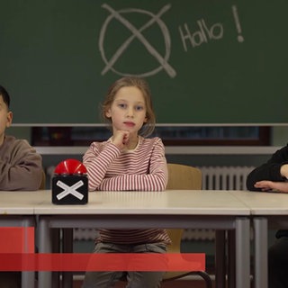 drei Kinder vor einer Schultafel