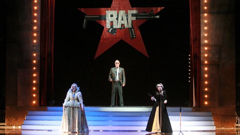 Katharina Matz als Elisabeth von England, Peter Maertens als RAF-Terrorist Andreas Baader und Elisabeth Schwarz als Maria Stuart im Bühnenstück „Ulrike Maria Stuart“ von Elfriede Jelinek, 2006 uraufgeführt am Thalia Theater in Hamburg.