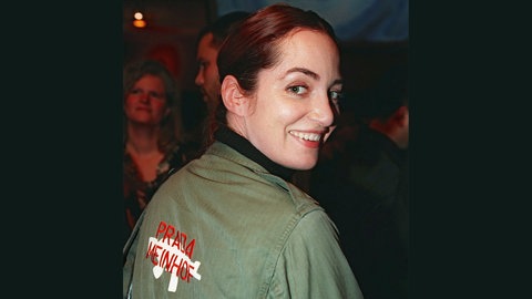 Schauspielerin Natalia Wörner 2001 bei einer Party in Hamburg mit der Aufschrift „Prada Meinhof“ auf ihrer Jacke