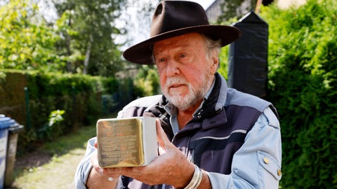 Gunter Demnig bei der Verlegung eines Stolpersteins für NS-Opfer Bruno Lüdke in der Grünen Trift in Köpenick. 