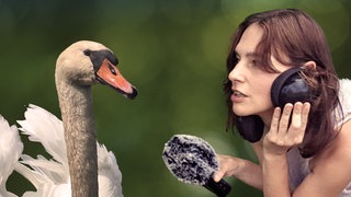 Journalistin Natalie Putsche mit einem Schwan