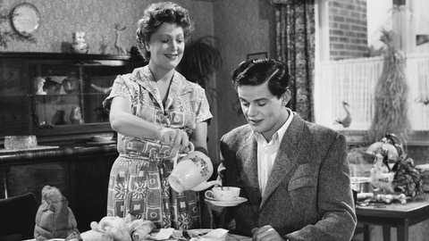 Im Film "Schlagerparade" von 1953 mit Loni Heuser und Walter Giller schenkt die Frau dem Mann Kaffee ein. 