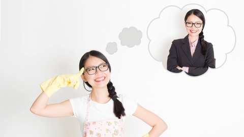junge Dame in Reingungkluft stellt sich vor, im Business-Look zu sein. 