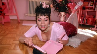 Auch dem letzten Staubkorn rückt die Schlagersängerin Petra Perle in ihrer pink eingerichteten Wohnung in München zu Leibe (Aufnahme vom 17.8.1998). 