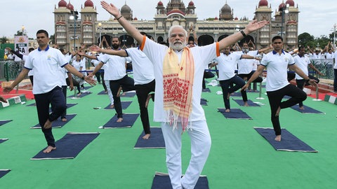Der indische Premierminister Narendra Modi ist ein überzeugter Yoga-Praktizierender. Das Bild zeigt ihn bei einer Yoga-Übung im Rahmen einer Veranstaltung zum Internationalen Tag des Yoga am 21. Juni 2022.