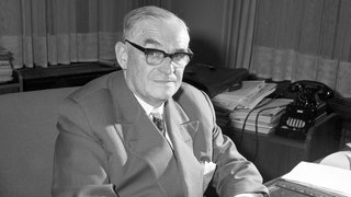 Aufnahme des bayerischen Kultusministers Theodor Maunz am 04.04.1963 in seinem Büro.