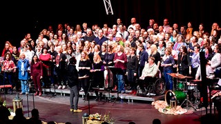 Der 180 Personen starke Chor auf der Bühne singt beim Stadtgottesdienst der Stiftung Creative Kirche mit über 700 Menschen im Publikum. Symbolfoto.  