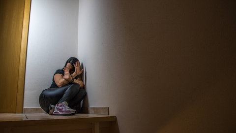 jungen Frauen erleben häufig Gewalt im Namen der „Ehre“ innerhalb der Familie