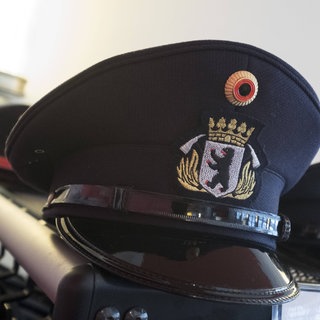 Schirmmützen anlässlich der Beförderung von Feuerwehrleuten