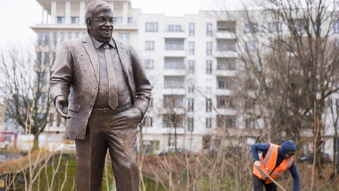 Walter Lübcke Denkmal bei der Errichtung des Walter Lübcke Platz vor dem Konrad Adenauer Haus, der Parteizentrale der Christlich Demokratischen Union (CDU