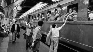 Italienische Gastarbeiter besteigen am Hauptbahnhof Zürich den bereits überfüllten Sonderzug.