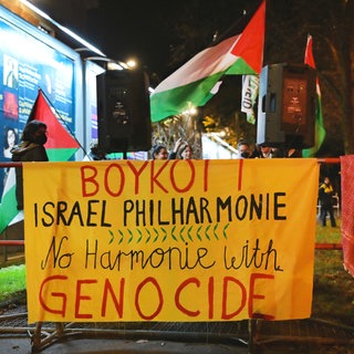 Ein Banner ruft zum Boykott des Israel Philharmonie Orchestras auf.
