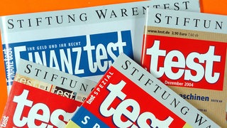 Verschiedene von der Stiftung Warentest herausgegebene Zeitschriften liegen auf einem Tisch. Symbolfoto.
