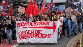 Teilnehmer bei eine Demonstration gegen die Wiedereinführung des Wehrdienst