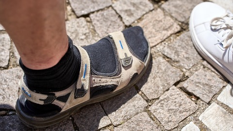 Socken in Sandalen