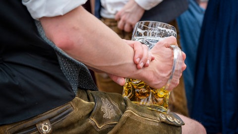 Mann mit Lederhose und Bierkrug