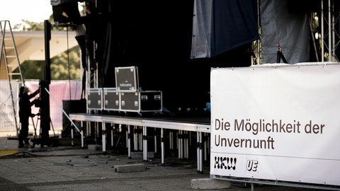 Bühnenabbau im Berliner HKW: Alle Künstler*innen sagen ihre Auftritte ab, nach der Chefket-Konzert-Absage bei Böhmermanns Ausstellung.