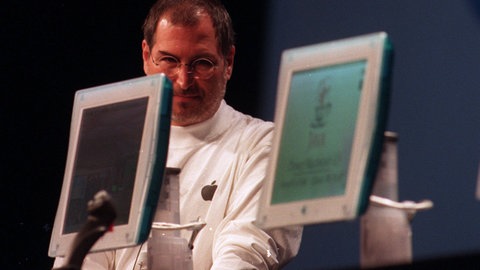 Steve Jobs hinter Computer