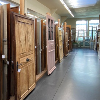 Historische Zimmer- und Haustüren. Kreislauf Historische Baustoffe.