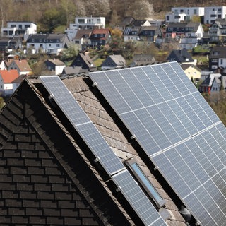 Solarkollektoren auf dem Dach eine Hauses in Siegen.