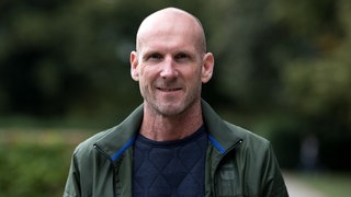 Der herztransplantierte Extremsportler Elmar Sprink aufgenommen bei einer Infoveranstaltung zum Thema Herzgesundheit. Drei Mal Herzstillstand. Ein halbes Jahr an Maschinen. Herztransplantation. Sechs Jahre später absolviert Elmar Sprink einen Ironman nach