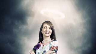 Hübsche Frau mit Heiligenschein, Modelvertrag vorhanden, Symbolfoto.