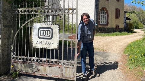 Andreas Kurth vor dem Museumsbahnhof Üxheim-Ahütte.