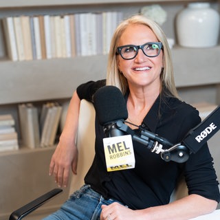 Mel Robbins ist die Schöpferin und Moderatorin des „Mel Robbins Podcast“, dem meistgeteilten und meistgehörten Podcast der Welt, der für den allerersten Golden Globe als bester Podcast nominiert ist. Autorin von „The Let Them Theory“.