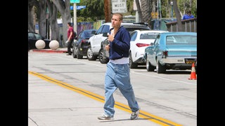 Justin Bieber trägt lässige Jeans bei einem Stadtbummel. Archivfoto.