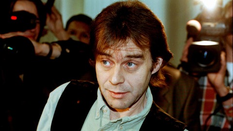 Der TV-Fälscher Michael Born (M.) blickt am 23.12.1996 im Landgericht in Koblenz zur Richterbank. 