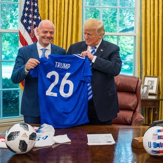 Präsident Trump trifft den FIFA Präsident