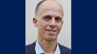 Christoph F. E. Holzhey ist Gründungsdirektor des ICI Berlin Instituts für Kulturforschung, das er seit 2006 leitet.