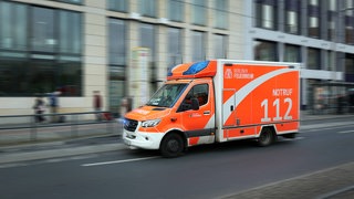 Ein Rettungswagen der Feuerwehr im Einsatz. 