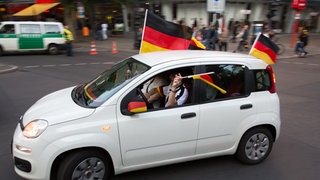 Beim früheren Fußballweltmeisterschaften sah man sie häufiger. Warum sehen wir so wenig Deutschlandfahnen bei der WM?