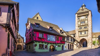 Fachwerkhäuser und Kopfsteinpflasterstraßen in der historischen Altstadt von Riquewihr im Elsass, Frankreich, einem malerischen mittelalterlichen Weindorf, das für seine traditionelle Architektur und sein kulturelles Erbe bekannt ist. Archivfoto.