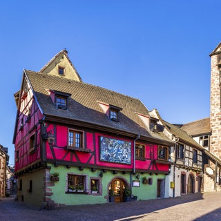 Fachwerkhäuser und Kopfsteinpflasterstraßen in der historischen Altstadt von Riquewihr im Elsass, Frankreich, einem malerischen mittelalterlichen Weindorf, das für seine traditionelle Architektur und sein kulturelles Erbe bekannt ist. Archivfoto.