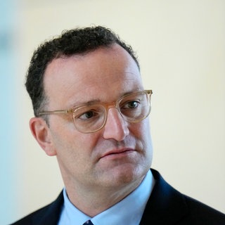 Jens Spahn bei einem Pressestatement