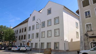Neue Polizeiwache im Geburtshaus von Adolf Hitler.