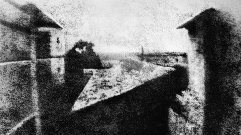 Das älteste Foto der Welt: Blick aus dem Fenster in Le Gras. Aufgenommen von Joseph Nicéphore Niépce 