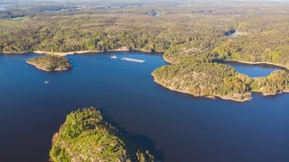 Die Landschaft in Finnland ist geprägt von dichten Wälder, See und weiten, unberührten Naturgebieten.