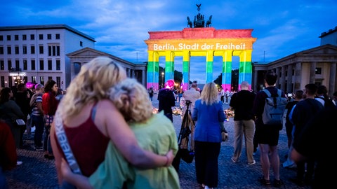 Das Brandenburger Tor wird in Regenbogenfarben illuminiert, wobei der Schriftzug „Berlin, Stadt der Freiheit“ zu lesen ist. Der Christopher Street Day in Berlin war am Vortag abgebrochen worden, nachdem ein Auto am Rande der Großveranstaltung in eine Menschenmenge gefahren war.