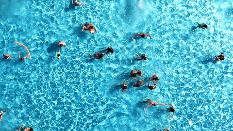 Rekordsommer und Hitzerekord: Badegäste tummeln sich im Pool.