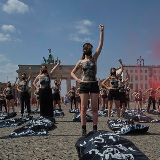 Femen Protest Deutschland, Berlin, 50 Frauen am Brandenburger Tor demonstriert gegen Femizide. Archivfoto.